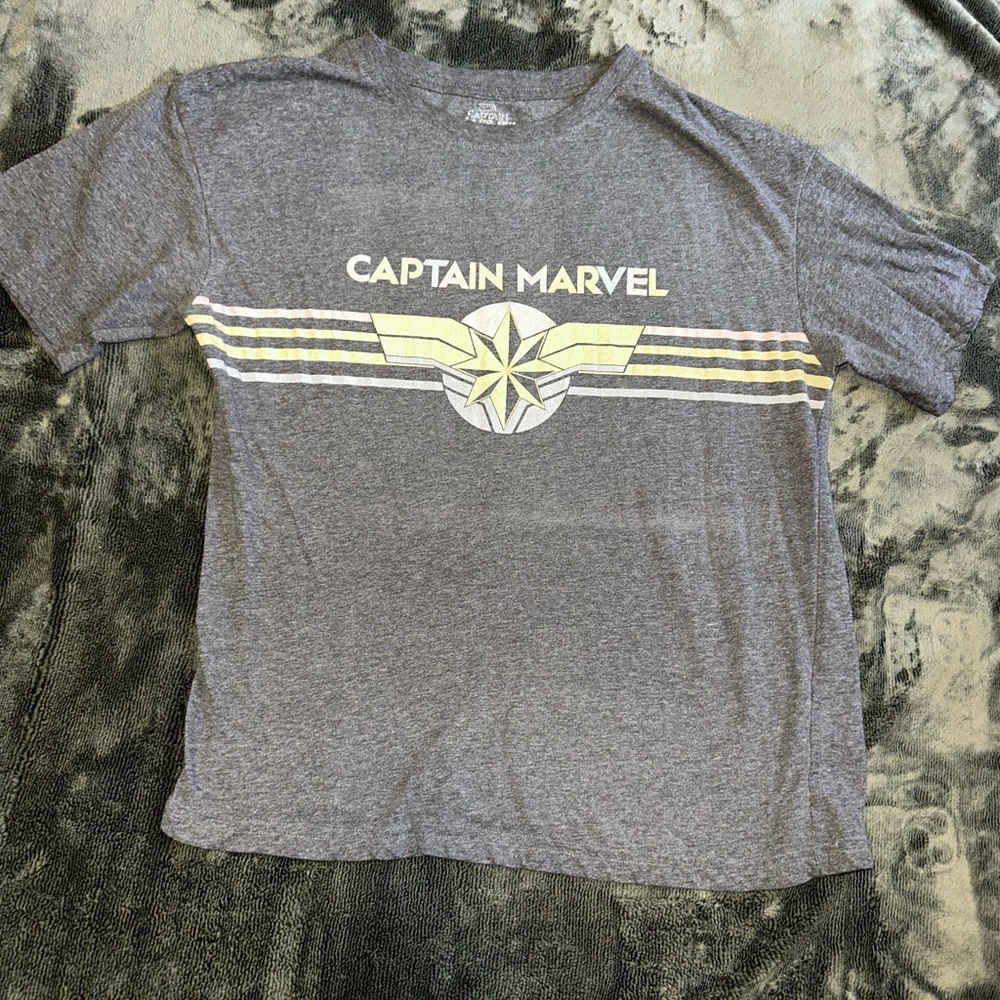 Captain marvel size L shirt